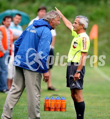 Fussball. OEFB Cup. Spittal gegen WAS/St. Andrae. Schiedsrichter Karl Stark verweist Trainer Peter Hrstic (WAC) von der Trainerbank. Seeboden, am 27.7.2007.
Foto: Kuess
---
pressefotos, pressefotografie, kuess, qs, qspictures, sport, bild, bilder, bilddatenbank