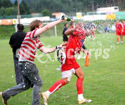 Fussball. OEFB Cup. Spittal gegen WAS/St. Andrae. Jubel Spittal. Sektdusche fuer Christian Moser. Seeboden, am 27.7.2007.
Foto: Kuess
---
pressefotos, pressefotografie, kuess, qs, qspictures, sport, bild, bilder, bilddatenbank