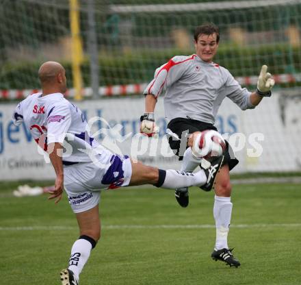 Fussball OEFB Cup. SAK gegen Bleiburg. Nenad Tiganj (SAK), Mario Boschitz (Bleiburg). Klagenfurt, am 28.7.2007.
Foto: Kuess
---
pressefotos, pressefotografie, kuess, qs, qspictures, sport, bild, bilder, bilddatenbank