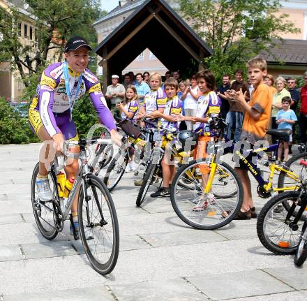 Radfahren. Olympia Silber. Empfang Marco Haller (RC Grafenstein). Marco Haller wird von Nachwuchsfahrern des Radclubs Grafenstein empfangen. Eberstein, am 28.7.2007.
Foto: Kuess
---
pressefotos, pressefotografie, kuess, qs, qspictures, sport, bild, bilder, bilddatenbank