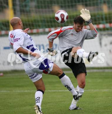 Fussball OEFB Cup. SAK gegen Bleiburg. Nenad Tiganj (SAK), Mario Boschitz (Bleiburg). Klagenfurt, am 28.7.2007.
Foto: Kuess
---
pressefotos, pressefotografie, kuess, qs, qspictures, sport, bild, bilder, bilddatenbank