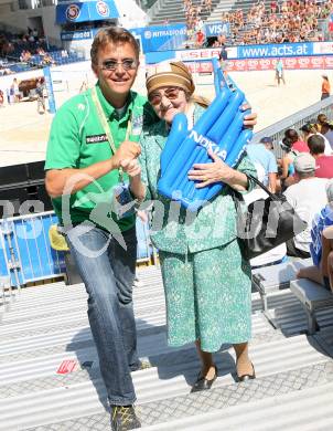 Beachvolleyball. Grand Slam. Beachgirl Agnes Mlinar, 91 Jahr alt mit Hannes Jagerhofer. Klagenfurt, am 2.8.2007.
Foto: Kuess
---
pressefotos, pressefotografie, kuess, qs, qspictures, sport, bild, bilder, bilddatenbank