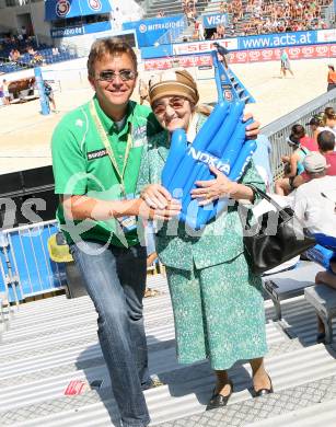 Beachvolleyball. Grand Slam. Beachgirl Agnes Mlinar, 91 Jahr alt mit Hannes jagerhofer. Klagenfurt, am 2.8.2007.
Foto: Kuess
---
pressefotos, pressefotografie, kuess, qs, qspictures, sport, bild, bilder, bilddatenbank