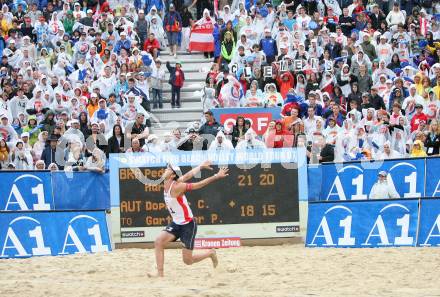 Beachvolleyball. Grand Slam. Clemens Doppler mit Fans. Klagenfurt, am 3.8.2007.
Foto: Kuess
---
pressefotos, pressefotografie, kuess, qs, qspictures, sport, bild, bilder, bilddatenbank