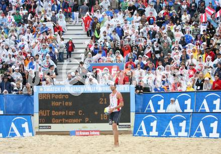 Beachvolleyball. Grand Slam. Clemens Doppler mit Fans. Klagenfurt, am 3.8.2007.
Foto: Kuess
---
pressefotos, pressefotografie, kuess, qs, qspictures, sport, bild, bilder, bilddatenbank