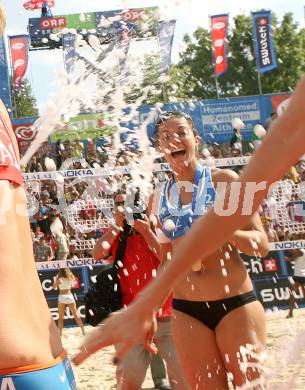 Beachvolleyball. Grand Slam. Siegerehrung. Sektdusche für Misty May-Treanor (USA). Klagenfurt, am 4.8.2007.
Foto: Kuess 
---
pressefotos, pressefotografie, kuess, qs, qspictures, sport, bild, bilder, bilddatenbank