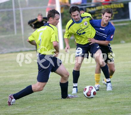 Fussball Unterliga Ost. Roman Weber, Daniel Durnik (Ludmannsdorf), Daniel Moser (Koettmannsdorf). Ludmannsdorf, am 15.8.2007.
Foto: Kuess
---
pressefotos, pressefotografie, kuess, qs, qspictures, sport, bild, bilder, bilddatenbank