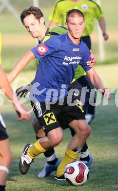 Fussball Unterliga Ost. Daniel Durnik (Ludmannsdorf), Mario Krall (Koettmannsdorf). Ludmannsdorf, am 15.8.2007.
Foto: Kuess
---
pressefotos, pressefotografie, kuess, qs, qspictures, sport, bild, bilder, bilddatenbank