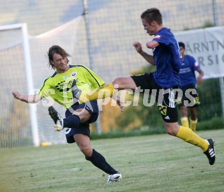 Fussball Unterliga Ost. Albert Quantschnig (Ludmannsdorf), Martin Poeck (Koettmannsdorf). Ludmannsdorf, am 15.8.2007.
Foto: Kuess
---
pressefotos, pressefotografie, kuess, qs, qspictures, sport, bild, bilder, bilddatenbank