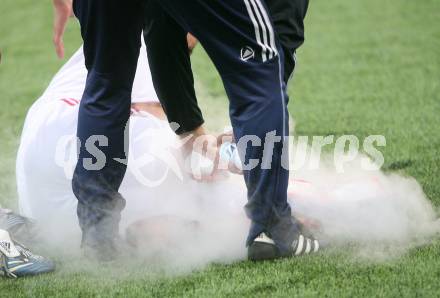 Fussball. Regionalliga. SV Spittal gegen Red Bull Juniors Salzburg.  Feature. Verletzung, Eis, Eisspray. Spittal, am 14.8.2007.
Foto: Kuess
---
pressefotos, pressefotografie, kuess, qs, qspictures, sport, bild, bilder, bilddatenbank