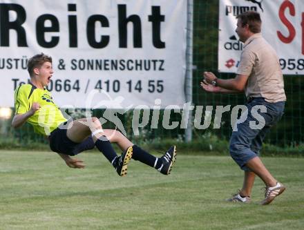 Fussball Unterliga Ost. Torjubel Christian Klinar, Trainer Harald Andrejcic (Ludmannsdorf). Ludmannsdorf, am 15.8.2007.
Foto: Kuess
---
pressefotos, pressefotografie, kuess, qs, qspictures, sport, bild, bilder, bilddatenbank