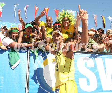 Beachvolleyball. Grand Slam. Siegerehrung.  Emanuel Rego (BRA) mit brasilianischen Fans.  Klagenfurt, 5.8.2007
Foto: Kuess
---
pressefotos, pressefotografie, kuess, qs, qspictures, sport, bild, bilder, bilddatenbank