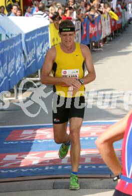 Laufen. Kaernten laeuft. Halbmarathon. Von Velden nach Klagenfurt. Zieleinlauf. Rupert Jesenko (Oesterreich).Klagenfurt, am 19.8.2007.
Foto: Kuess
---
pressefotos, pressefotografie, kuess, qs, qspictures, sport, bild, bilder, bilddatenbank