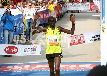 Laufen. Kaernten laeuft. Halbmarathon. Von Velden nach Klagenfurt. Zieleinlauf. Sieger Bernhard Barmasai (Kenia).Klagenfurt, am 19.8.2007.
Foto: Kuess
---
pressefotos, pressefotografie, kuess, qs, qspictures, sport, bild, bilder, bilddatenbank