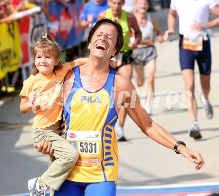 Laufen. Kaernten laeuft. Halbmarathon. Von Velden nach Klagenfurt. Zieleinlauf.  Klagenfurt, am 19.8.2007.
Foto: Kuess
---
pressefotos, pressefotografie, kuess, qs, qspictures, sport, bild, bilder, bilddatenbank