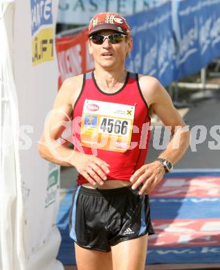 Laufen. Kaernten laeuft. Halbmarathon. Von Velden nach Klagenfurt. Zieleinlauf. Max Zdouc (Oesterreich).Klagenfurt, am 19.8.2007.
Foto: Kuess
---
pressefotos, pressefotografie, kuess, qs, qspictures, sport, bild, bilder, bilddatenbank