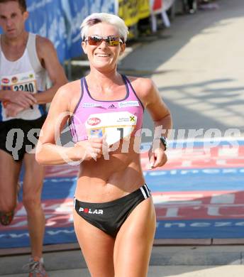 Laufen. Kaernten laeuft. Halbmarathon. Von Velden nach Klagenfurt. Zieleinlauf. Eva Maria Gradwohl (Oesterreich). Klagenfurt, am 19.8.2007.
Foto: Kuess
---
pressefotos, pressefotografie, kuess, qs, qspictures, sport, bild, bilder, bilddatenbank