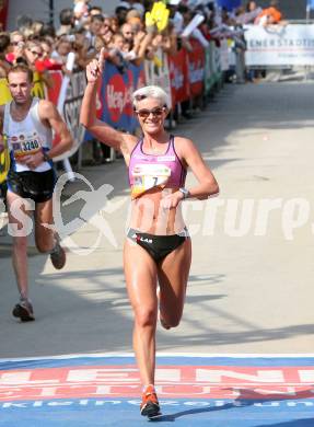 Laufen. Kaernten laeuft. Halbmarathon. Von Velden nach Klagenfurt. Zieleinlauf. Eva Maria Gradwohl (Oesterreich). Klagenfurt, am 19.8.2007.
Foto: Kuess
---
pressefotos, pressefotografie, kuess, qs, qspictures, sport, bild, bilder, bilddatenbank