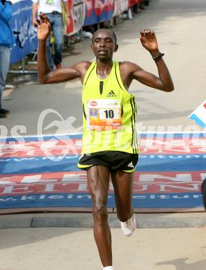 Laufen. Kaernten laeuft. Halbmarathon. Von Velden nach Klagenfurt. Zieleinlauf. Sieger Bernhard Barmasai (Kenia).Klagenfurt, am 19.8.2007.
Foto: Kuess
---
pressefotos, pressefotografie, kuess, qs, qspictures, sport, bild, bilder, bilddatenbank