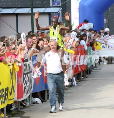 Laufen. Kaernten laeuft. Halbmarathon. Von Velden nach Klagenfurt. Zieleinlauf. Sieger Bernhard Barmasai (Kenia), Landeshauptmannstellvertreter Gerhard Doerfler.Klagenfurt, am 19.8.2007.
Foto: Kuess
---
pressefotos, pressefotografie, kuess, qs, qspictures, sport, bild, bilder, bilddatenbank