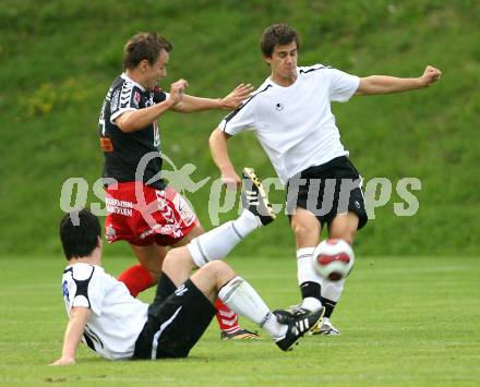 Fussball Rgionalliga. Feldkirchen gegen Bleiburg. Stephan Friessnegger (Feldkirchen), Wolfganf Pitschko, Marcel Kuster (Bleiburg). Feldkirchen, am 24.8.2007.
Foto: Kuess
---
pressefotos, pressefotografie, kuess, qs, qspictures, sport, bild, bilder, bilddatenbank