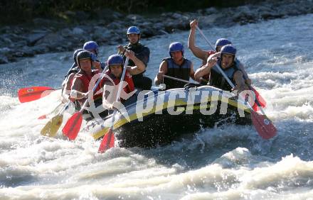 Eishockey. Teambuilding KAC. Rafting. Ainet, am 26.8.2007.
Foto: Kuess
---
pressefotos, pressefotografie, kuess, qs, qspictures, sport, bild, bilder, bilddatenbank