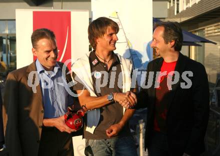 Segeln. Veldens Buergermeister Ferdinand Vouk, Vizeweltmeister Niko Nico Resch, Sportlandesrat Wolfgang Schantl. Velden, am 25.7.2007.
Foto: Kuess
---
pressefotos, pressefotografie, kuess, qs, qspictures, sport, bild, bilder, bilddatenbank