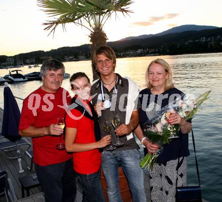 Segeln. Vizeweltmeister Niko Nico Resch mit Freundin und Eltern. Velden, am 25.7.2007.
Foto: Kuess
---
pressefotos, pressefotografie, kuess, qs, qspictures, sport, bild, bilder, bilddatenbank