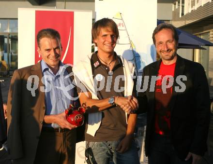 Segeln. Veldens Buergermeister Ferdinand Vouk, Vizeweltmeister Niko Nico Resch, Sportlandesrat Wolfgang Schantl. Velden, am 25.7.2007.
Foto: Kuess
---
pressefotos, pressefotografie, kuess, qs, qspictures, sport, bild, bilder, bilddatenbank