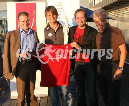 Segeln. Veldens Buergermeister Ferdinand Vouk, Vizeweltmeister Niko Nico Resch, Sportlandesrat Wolfgang Schantl. Velden, am 25.7.2007.
Foto: Kuess
---
pressefotos, pressefotografie, kuess, qs, qspictures, sport, bild, bilder, bilddatenbank