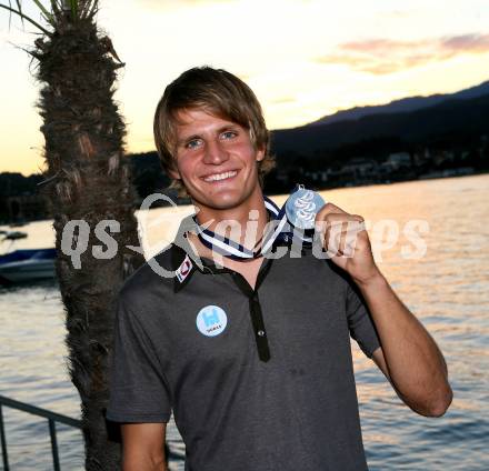 Segeln. Vizeweltmeister Niko Nico Resch mit Freundin. Velden, am 25.7.2007.
Foto: Kuess
---
pressefotos, pressefotografie, kuess, qs, qspictures, sport, bild, bilder, bilddatenbank