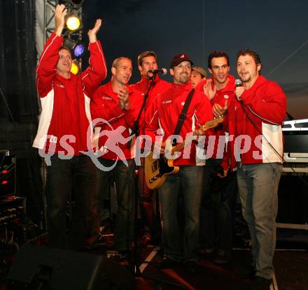 Eishockey. Mannschaftspraesentation KAC. Mike Craig, Jeff Tory, Andy Schneider, Warren Norris, Ben Thomson. Klagenfurt, am 31.8.2007.
Foto: Kuess
---
pressefotos, pressefotografie, kuess, qs, qspictures, sport, bild, bilder, bilddatenbank