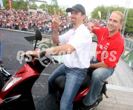 Eishockey. Mannschaftspraesentation KAC. Andy Schneider, Jeff Tory. Seebuehne. Klagenfurt, am 31.8.2007.
Foto: Kuess
---
pressefotos, pressefotografie, kuess, qs, qspictures, sport, bild, bilder, bilddatenbank