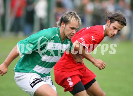 Fussball Kaerntner Liga. Landskron gegen Lendorf. Bernhard Wulz (Landskron). Markus Morgenstern (Lendorf). Landskron, am 1.9.2007.
Foto: Kuess 
---
pressefotos, pressefotografie, kuess, qs, qspictures, sport, bild, bilder, bilddatenbank