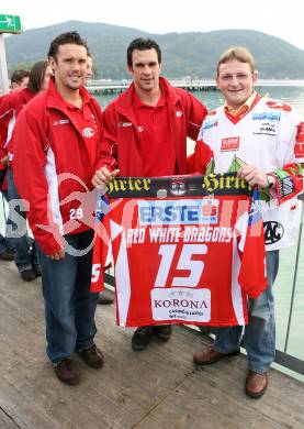 Eishockey. Mannschaftspraesentation KAC. Andrew Verner, Warren Norris praesentieren die neuen Dressen. Klagenfurt, am 31.8.2007.
Foto: Kuess
---
pressefotos, pressefotografie, kuess, qs, qspictures, sport, bild, bilder, bilddatenbank