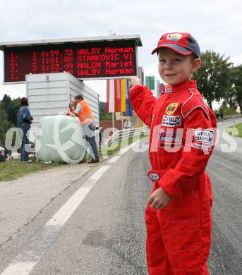 Motorsport. Mountain Race Simonhoehe. Bergrenne. Waldy Enkel Thomas zeigt auf die Siegerzeit von Opa Hermann Waldy. Simonhoehe, am 2.9.2007.
Foto: Kuess
---
pressefotos, pressefotografie, kuess, qs, qspictures, sport, bild, bilder, bilddatenbank