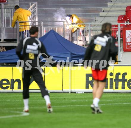 Fussball. Trainingslager Nationalteam Oesterreich. Abschlusstraining Stadion Klagenfurt. Im Hintergrund Bauarbeiter. Klagenfurt, am 6.9.2007.
Foto: Kuess
---
pressefotos, pressefotografie, kuess, qs, qspictures, sport, bild, bilder, bilddatenbank