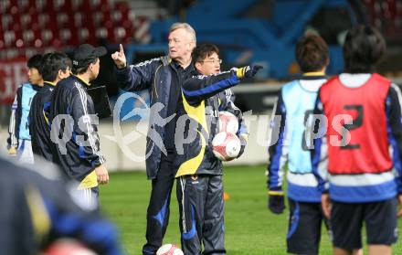 Fussball. Laenderspiel Oesterreich gegen Japan. Trainingslager Nationalteam Oesterreich. Abschlusstraining Nationalteam Japan im Stadion Klagenfurt. Trainer Iviva Osim und Dolmetsch. Klagenfurt, am 6.9.2007.
Foto: Kuess
---
pressefotos, pressefotografie, kuess, qs, qspictures, sport, bild, bilder, bilddatenbank