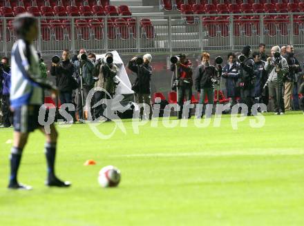 Fussball. Laenderspiel Oesterreich gegen Japan.  Abschlusstraining Nationalteam Japan im Stadion Klagenfurt. Im Hintergrund japanische Fotografen. Klagenfurt, am 6.9.2007.
Foto: Kuess
---
pressefotos, pressefotografie, kuess, qs, qspictures, sport, bild, bilder, bilddatenbank