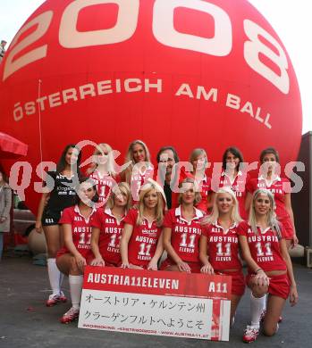 Fussball. Laenderspiel Oesterreich gegen Japan. Team Austria Eleven mit Sportlandesrat Wolfgang Schantl mit Tafel auf japanisch - Willkommen in Oesterreich, Kaernten, Klagenfurt. Klagenfurt, am 7.9.2007.
Foto: Kuess
---
pressefotos, pressefotografie, kuess, qs, qspictures, sport, bild, bilder, bilddatenbank