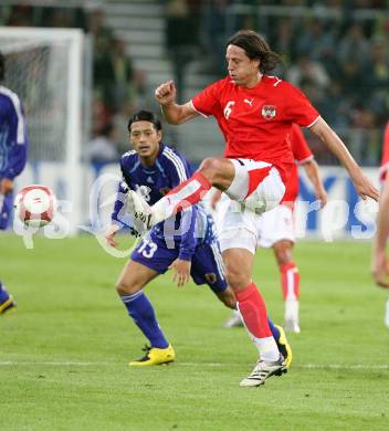 Fussball. Laenderspiel Oesterreich gegen Japan. Rene Aufhauser (Oesterreich), Keita Suzuki (Japan).  Klagenfurt, am 7.9.2007.
Foto: Kuess
---
pressefotos, pressefotografie, kuess, qs, qspictures, sport, bild, bilder, bilddatenbank