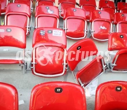 Fussball Bundesliga. SK Austria Kelag Kaernten gegen FK Austria Magna. Fansektor Austria Magna. Beschaedigte Sitze. Klagenfurt, am 15.9.2007.
Foto: Kuess
---
pressefotos, pressefotografie, kuess, qs, qspictures, sport, bild, bilder, bilddatenbank