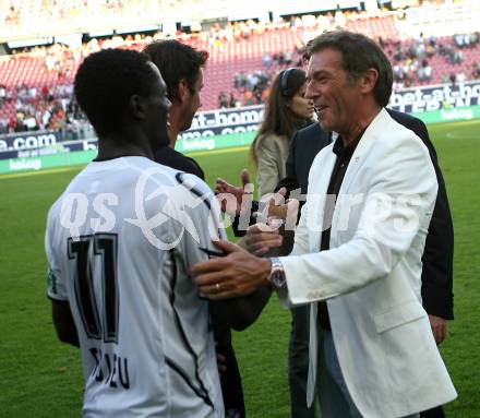 Fussball Bundesliga. SK Austria Kelag Kaernten gegen FK Austria Magna. Jubel Austria Kaernten.  Landeshauptmann Joerg Haider gratuliert Thierry Fidjeu Tazemeta. Klagenfurt, am 15.9.2007.
Foto: Kuess
---
pressefotos, pressefotografie, kuess, qs, qspictures, sport, bild, bilder, bilddatenbank