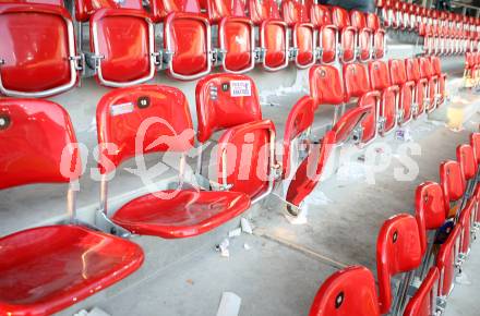 Fussball Bundesliga. SK Austria Kelag Kaernten gegen FK Austria Magna. Fansektor Austria Magna. Beschaedigte Sitze. Klagenfurt, am 15.9.2007.
Foto: Kuess
---
pressefotos, pressefotografie, kuess, qs, qspictures, sport, bild, bilder, bilddatenbank