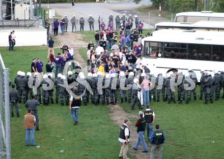 Fussball Bundesliga. SK Austria Kelag Kaernten gegen FK Austria Magna. Geleitschutz fuer die Austria Magna Fans durch die Polizei. Klagenfurt, am 15.9.2007.
Foto: Kuess
---
pressefotos, pressefotografie, kuess, qs, qspictures, sport, bild, bilder, bilddatenbank