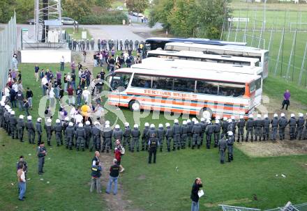 Fussball Bundesliga. SK Austria Kelag Kaernten gegen FK Austria Magna. Geleitschutz fuer die Austria Magna Fans durch die Polizei. Klagenfurt, am 15.9.2007.
Foto: Kuess
---
pressefotos, pressefotografie, kuess, qs, qspictures, sport, bild, bilder, bilddatenbank