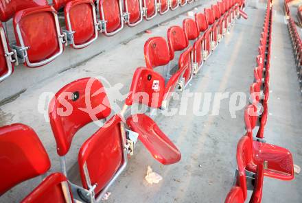 Fussball Bundesliga. SK Austria Kelag Kaernten gegen FK Austria Magna. Fansektor Austria Magna. Beschaedigte Sitze. Klagenfurt, am 15.9.2007.
Foto: Kuess
---
pressefotos, pressefotografie, kuess, qs, qspictures, sport, bild, bilder, bilddatenbank