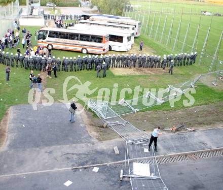 Fussball Bundesliga. SK Austria Kelag Kaernten gegen FK Austria Magna. Geleitschutz fuer die Austria Magna Fans durch die Polizei. Im Vordergrund der durch die Wiener Fans demolierte Zaun. Klagenfurt, am 15.9.2007.
Foto: Kuess
---
pressefotos, pressefotografie, kuess, qs, qspictures, sport, bild, bilder, bilddatenbank