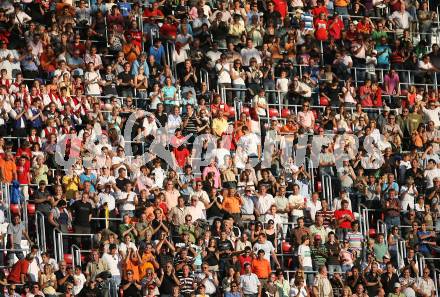 Fussball Bundesliga. SK Austria Kelag Kaernten gegen FK Austria Magna. Begeisterte Fans. Klagenfurt, am 15.9.2007.
Foto: Kuess
---
pressefotos, pressefotografie, kuess, qs, qspictures, sport, bild, bilder, bilddatenbank