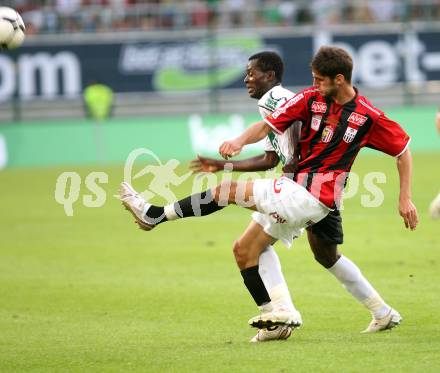 Fussball Bundesliga. SK Austria Kaernten gegen LASK Linz. Thierry Fidjeu Tazemeta (Kaernten), Niklas Hoheneder (LASK). Hypo Group Arena. Klagenfurt, am 22.9.2007.
Foto: Kuess 
---
pressefotos, pressefotografie, kuess, qs, qspictures, sport, bild, bilder, bilddatenbank